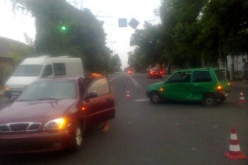 В Херсоне произошло ДТП из-за того, что водитель из-за листвы не увидел красного сигнала светофора (фото)