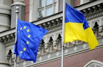 Киевский политолог призвал снять флаги ЕС с госучреждений