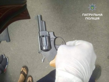 Иностранцы на красном Daewoo Lanos подстрелили парня в центре Запорожья