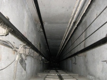 Мужчина упал в шахту лифта в Донецкой области