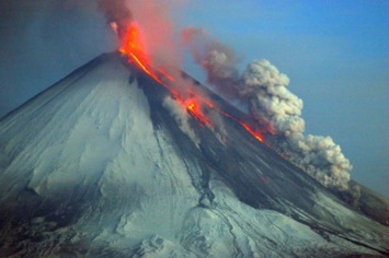 Вулкан Ключевской выбросил пепел высотой около 6 км