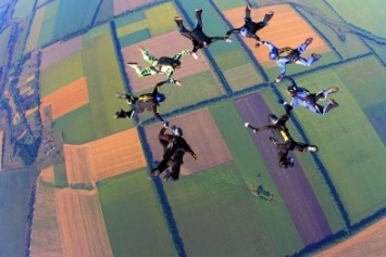 Воины АТО прыгнули с парашютами в небе над Днепром (ФОТО)