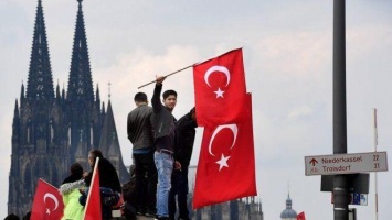 Тысячи турков в Германии прошли маршем в поддержку Эрдогана