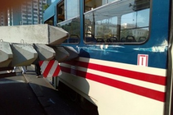 Французский бульвар в Одессе перекрыли трамвай и грузовик (ФОТО)