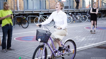 В Берлине одели велосипедисток