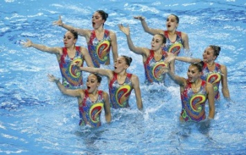 Синхронистки замерзли в олимпийском басейне