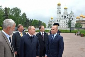 Путин поручил открыть новые входы в Кремль