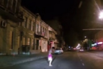 В Одессе женщина выскочила на середину дороги и сняла белье (ВИДЕО)
