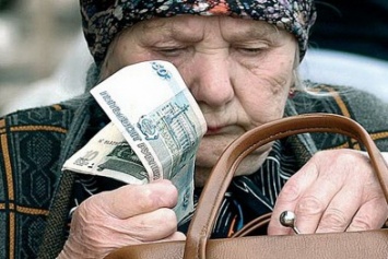 В Крыму пенсионерка покупала алкоголь и раздавала долги за деньги, полученные на содержание внучки