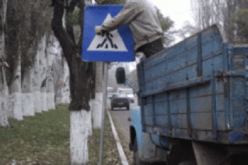 В Славянске началась установка новых дорожных знаков