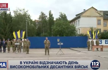 Порошенко назвал бои за Саур-Могилу, гору Карачун, оборону Донецкого и Луганского аэропортов подвигами десантников