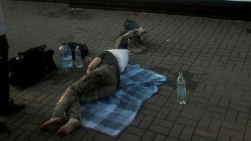 Украинскую военную оставили подыхать на перроне вокзала без медпомощи - на станции не оказалось медпункта