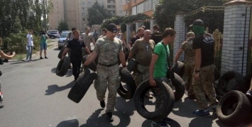 Активисты заблокировали киевский суд, где рассматривается дело "торнадовцев"
