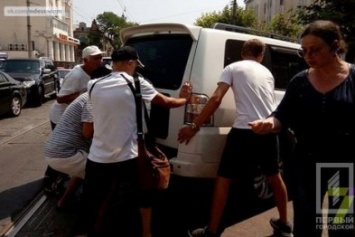 В Одессе горожане своими силами пытались избавиться от автохама у "Привоза"