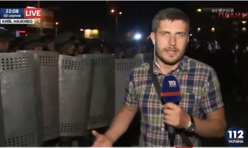 Под Оболонским судом снова завязалась драка: протестующие попытались прорвать кордон силовиков