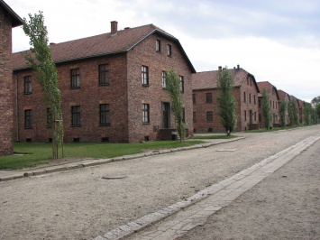 В Польше осудили двух подростков за порчу ворот Освенцима