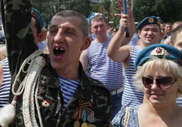 День ВДВ: пьяные боевики устроили беспредел в Донецке (фото)