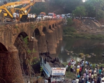 В Индии рухнул мост: десятки людей пропали без вести
