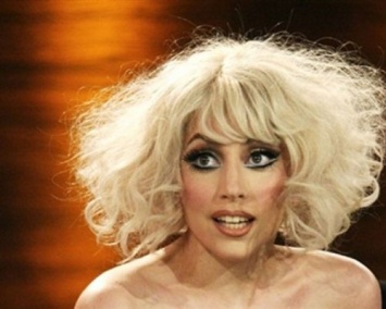 Леди Гага случайно обнажила грудь перед папарацци