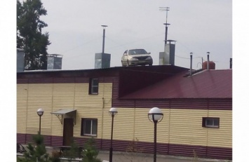 На день ВДВ в Прокопьевске иномарка очутилась на крыше двухэтажного дома