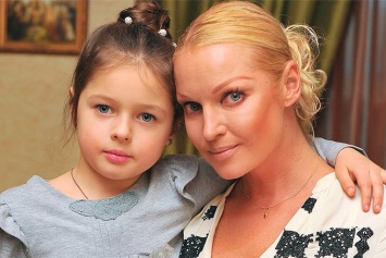 Анастасия Волочкова примеряла платье 10-летней дочери