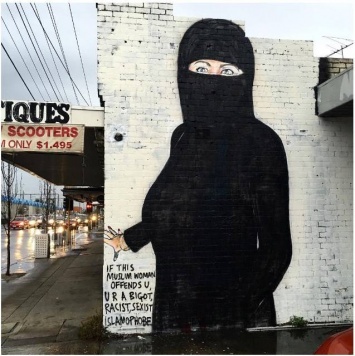 Американский художник одел граффити с Хиллари Клинтон в мусульманский наряд