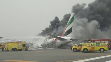 В аэропорту Дубая после неудачной посадки загорелся самолет с пассажирами (фото, видео)