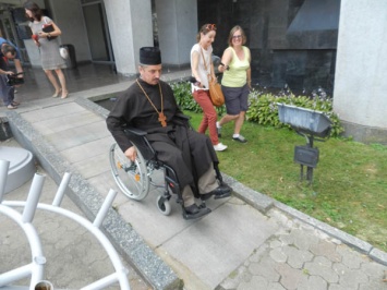 Акцию инвалидов поддержали священник и собака