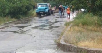 В Николаеве дорожники укладывали асфальт во время дождя