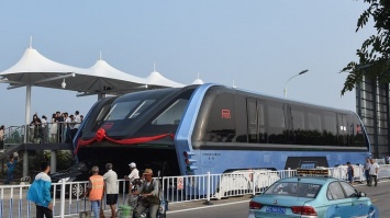 Китайцы провели испытания первого портального автобуса