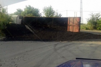 В Макеевке перевернулась 30-тонная фура с углем (фото, видео)