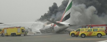 В сети появилось видео пожара самолета в аэропорту Дубаи