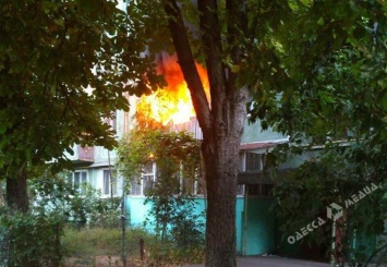 Одесские полицейские эвакуировали жильцов горящего дома