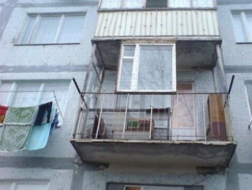 Люди спасают детей с не застекленного балкона