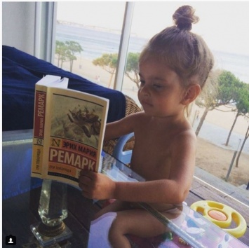 Александр Рева показал трехлетнюю дочь, читающую Ремарка