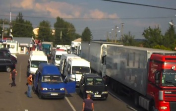 Огромные очереди на украинско-польской границе: Фото