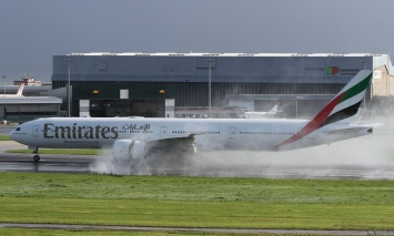 В аэропорту Дубая (ОАЭ) загорелся самолет Boeing-777, все рейсы отменены (Видео)