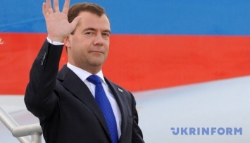 Медведев посоветовал учителям, как прожить на такую зарплату