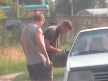Полиция пресекла торговлю контрабандным бензином на объездной (видео)