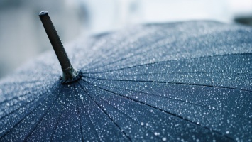 В Японии создан зонтик, предсказывающий погоду