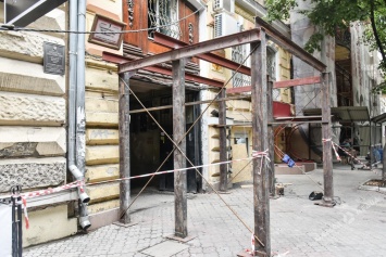 Уродство в центре Одессы: ни прохода, ни разрешений (фотофакт)