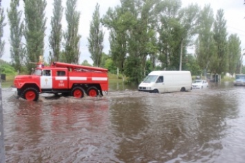 В Черкассах вторые сутки продолжают откачивать воду с затопленных улиц