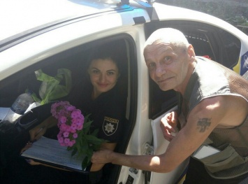 Нарушитель в ответ на задержание подарил полицейским цветы