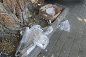 В центре Одессы работники магазина устроили мусорную свалку (ФОТО)