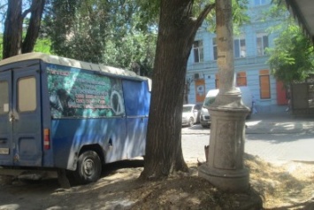 В центре Одессы вот-вот рухнет столб на головы прохожим (ФОТО)