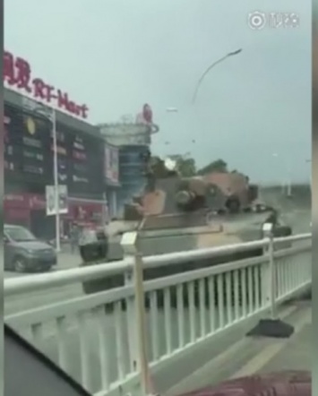 В Китае видеорегистратор запечатлел танк, который чуть не врезался в автомобиль