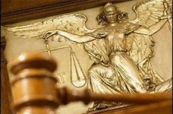 Сбежавший от правосудия взяточник-судья требует отпуск по уходу за ребенком