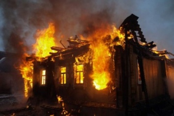 На пожаре в Мариуполе чудом уцелели трое детей