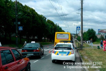 В Тернополе пенсионерка покусала патрульного полицейского