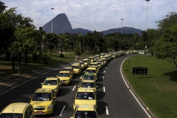 Жители Рио покидают столицу Олимпийских игр перед церемонией открытия